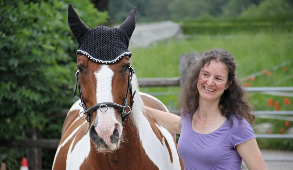 Therapeutin Mirjam Bär mit Pferd